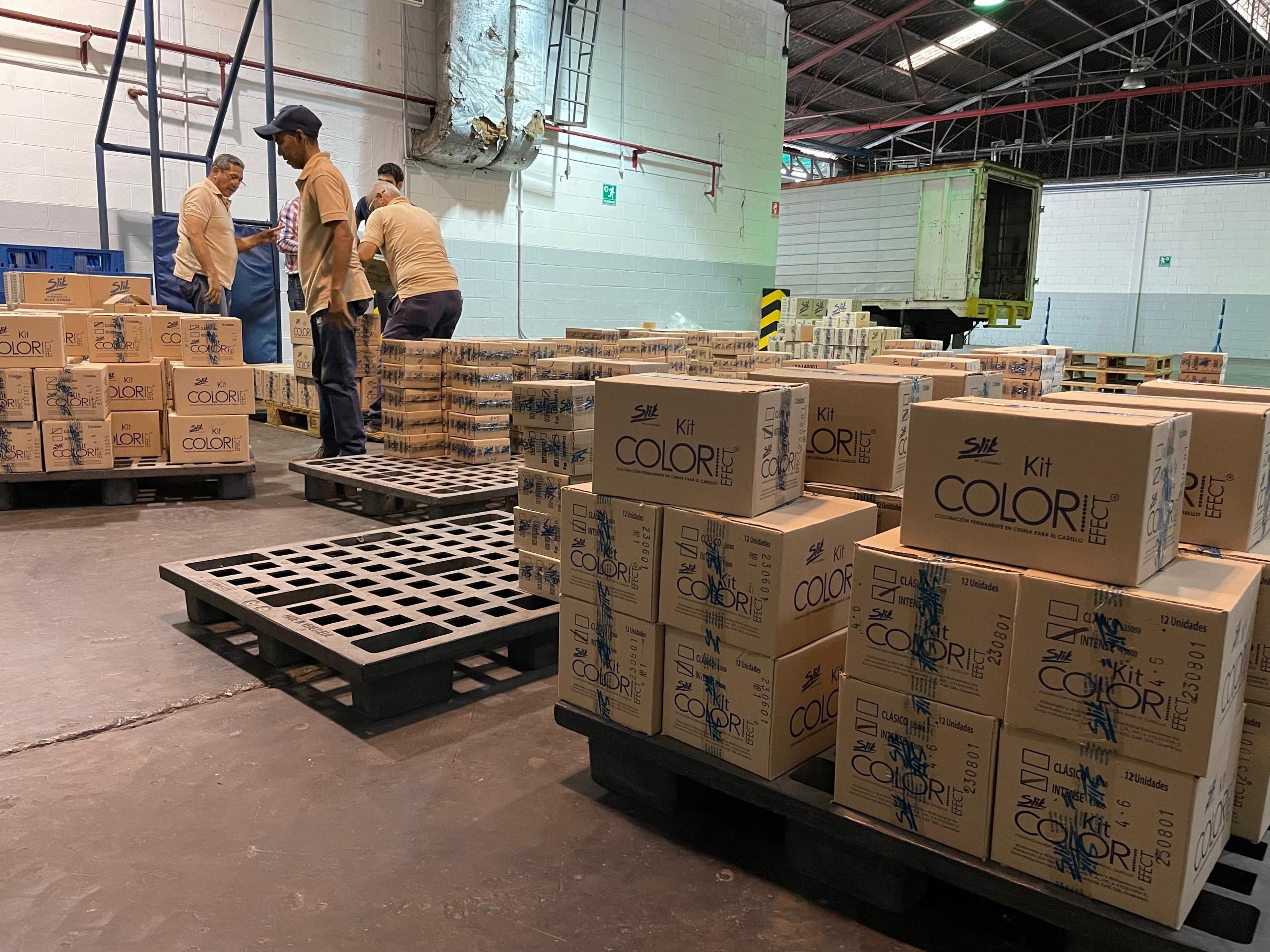 Equipo de AlmaSell recibiendo mercancía en el almacén