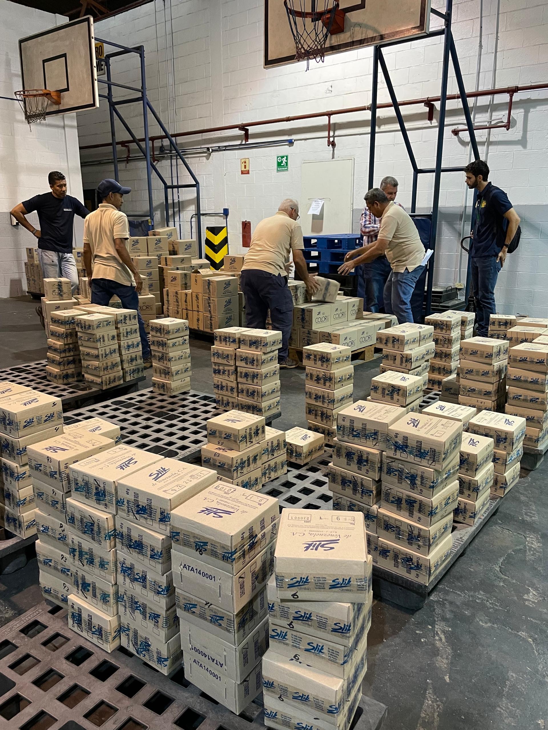 Equipo de AlmaSell organizando mercancía en el almacén